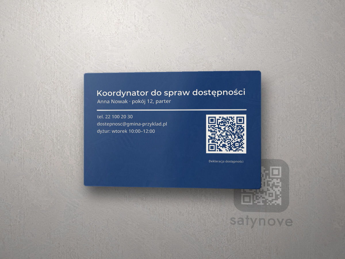 Granatowa tablica Koordynator do spraw dostępności z kontaktem i kodem QR
