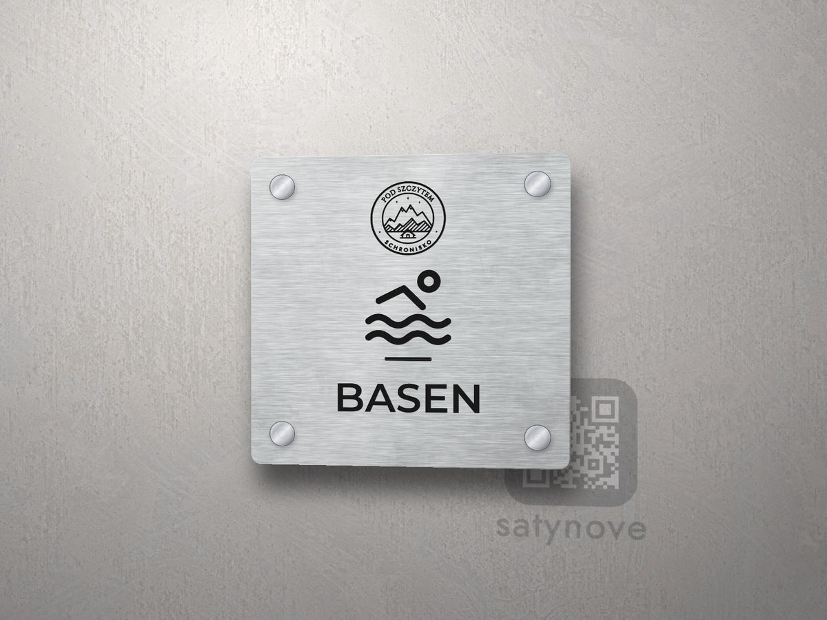Srebrna tabliczka Basen z logo schroniska u góry, piktogramem i podpisem BASEN