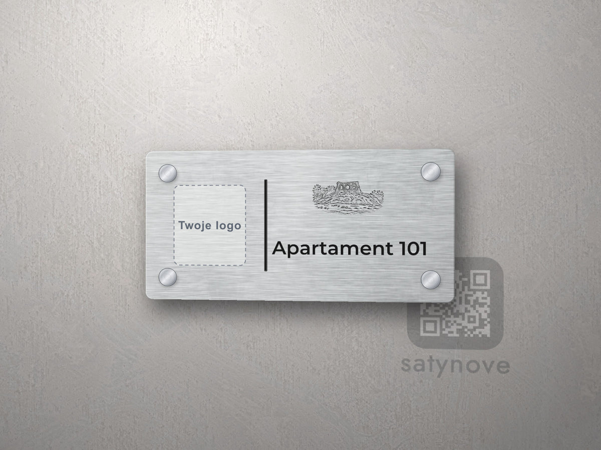 Srebrna tabliczka apartamentu z miejscem na logo i grafiką Wybrzeża Rewalskiego