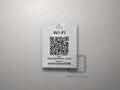 Srebrna tabliczka Wi-Fi z kodem QR i grafiką Warszawy