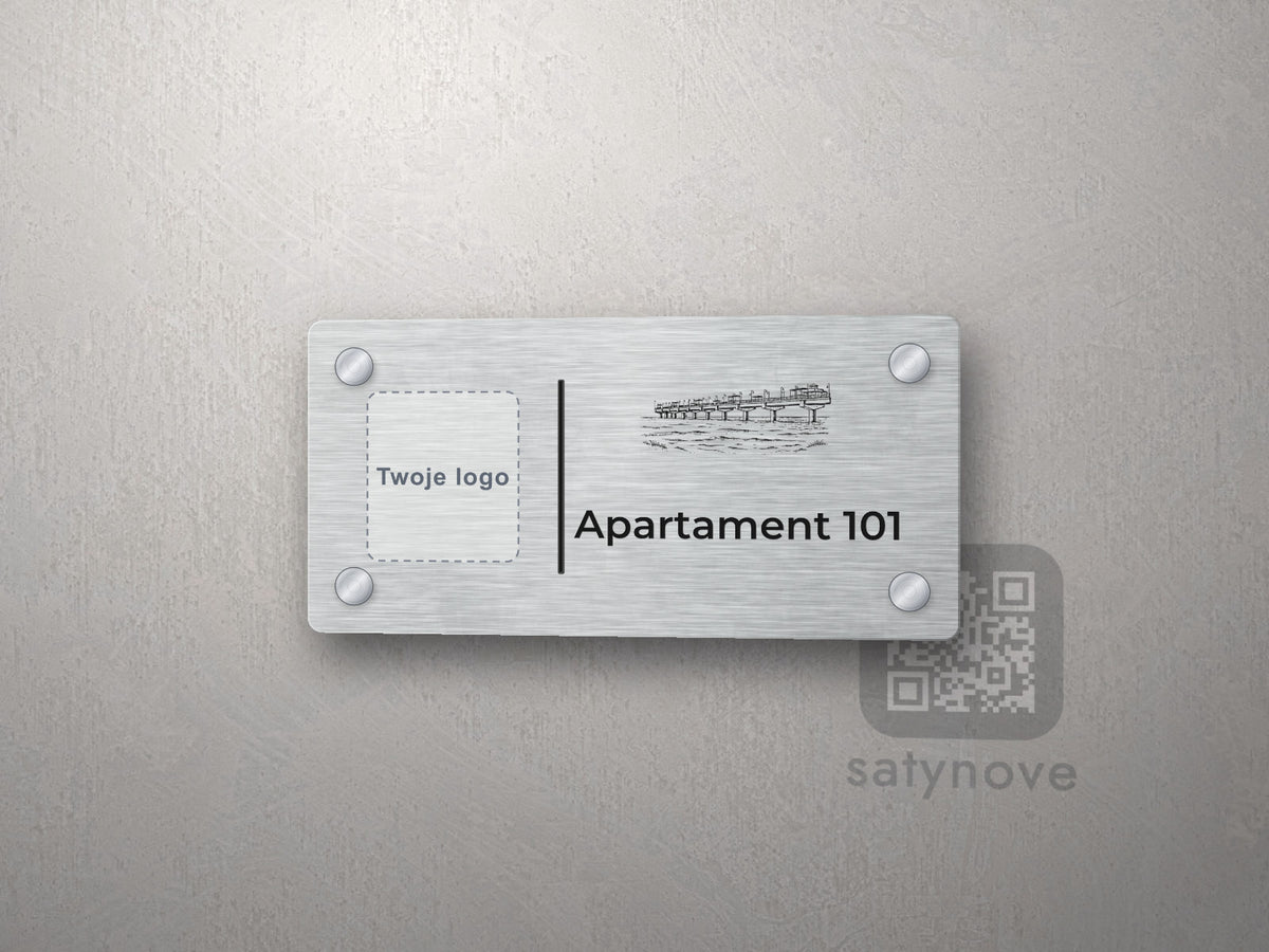 Srebrna tabliczka apartamentu z miejscem na logo i grafiką Międzyzdrojów i Świnoujścia