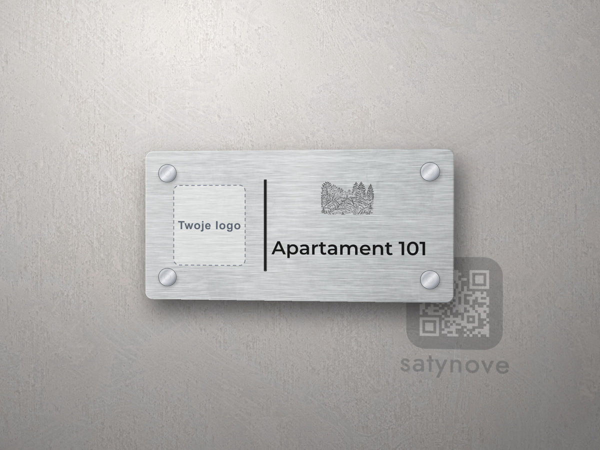 Srebrna tabliczka apartamentu z miejscem na logo i grafiką Gór Stołowych