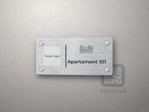 Srebrna tabliczka apartamentu z miejscem na logo i grafiką Gór Stołowych