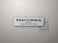 Mała srebrna tabliczka „PRACOWNIA” z drugą linią pod kreską