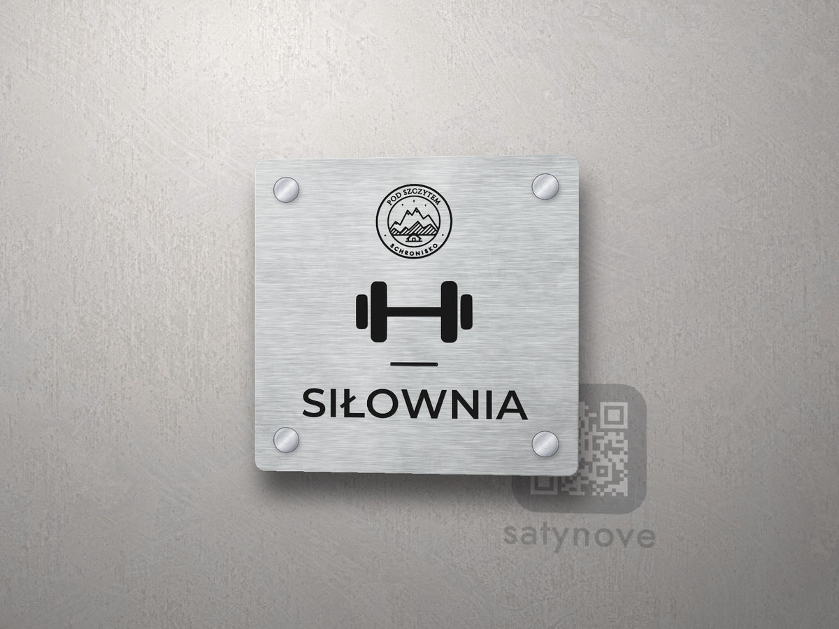 Srebrna tabliczka Siłownia z logo schroniska u góry, piktogramem i podpisem SIŁOWNIA