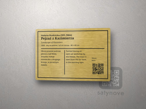 Tabliczka w ramce: tytuł po polsku i angielsku, dwie kolumny opisu i kod QR