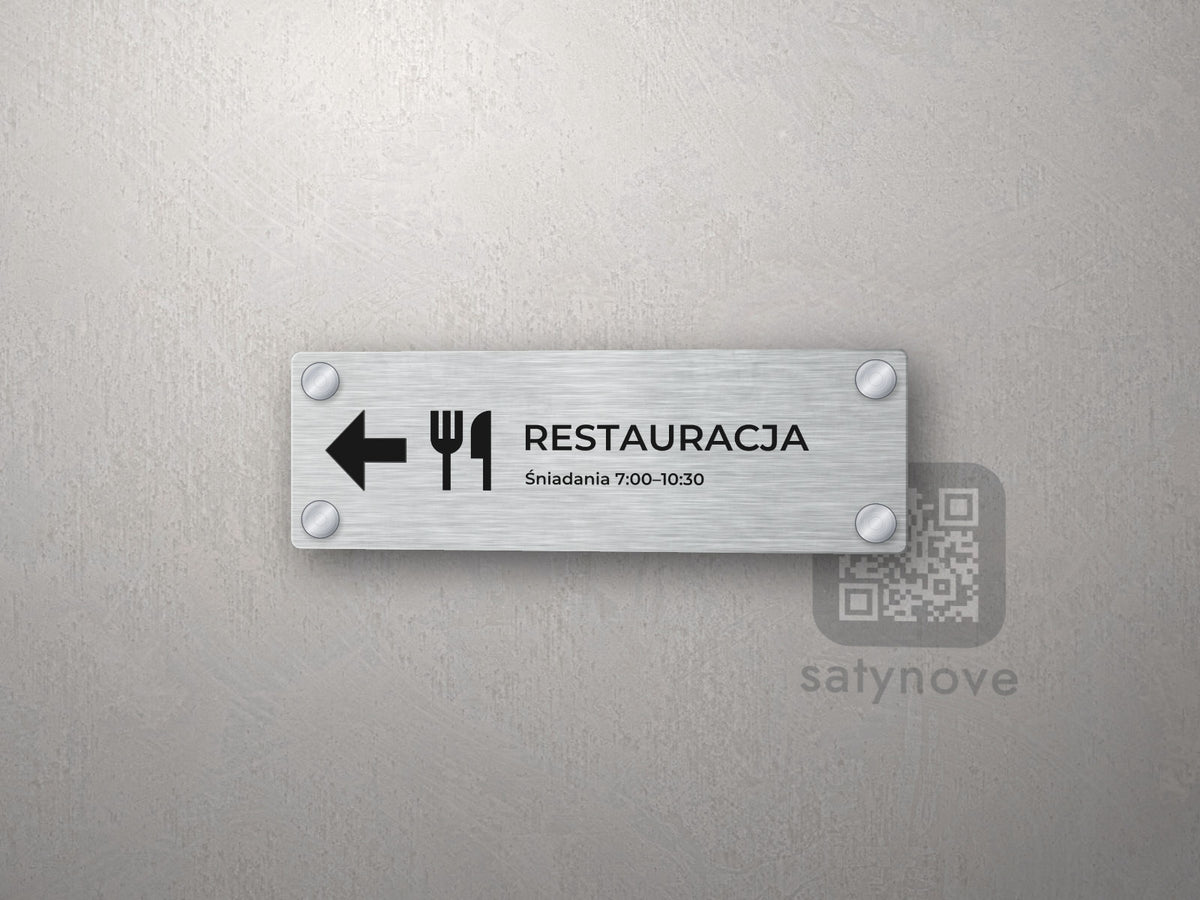 Tabliczka kierunkowa ze strzałką w lewo, sztućcami i napisem Restauracja