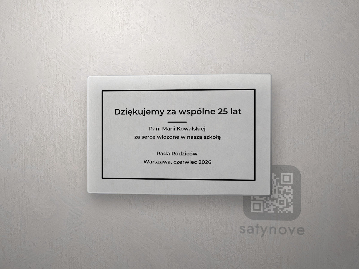 Tablica z plexi w ramce: tytuł, krótka linia i wyśrodkowany tekst