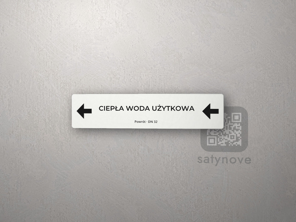 Biały pasek CIEPŁA WODA UŻYTKOWA ze strzałkami na obu końcach