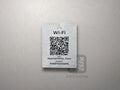 Srebrna tabliczka Wi-Fi z kodem QR i grafiką morską