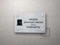 Tabliczka Proszę zamykać drzwi