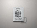 Srebrna tabliczka Wi-Fi z kodem QR i grafiką Beskidów