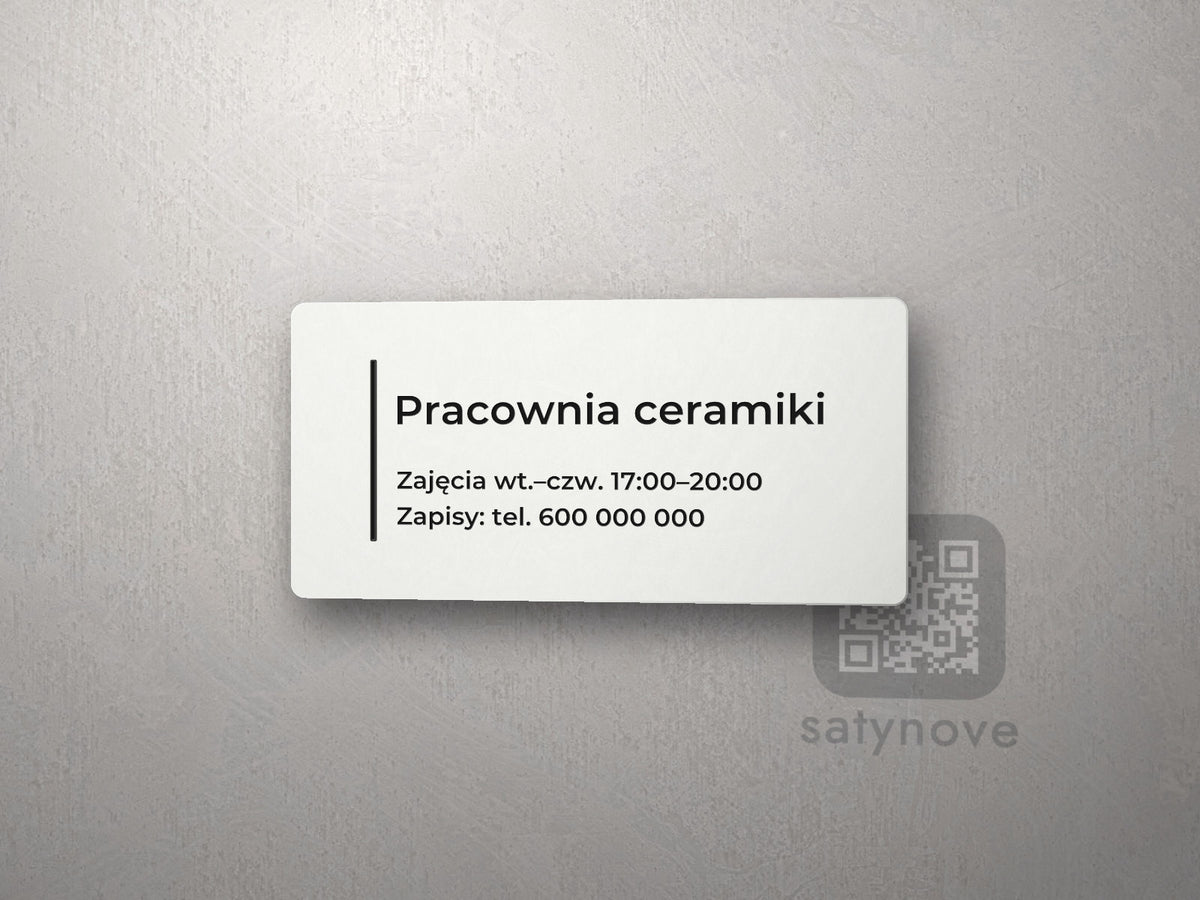 Biała tabliczka z tytułem i dwiema liniami wyrównanymi do lewej przy pionowej linii