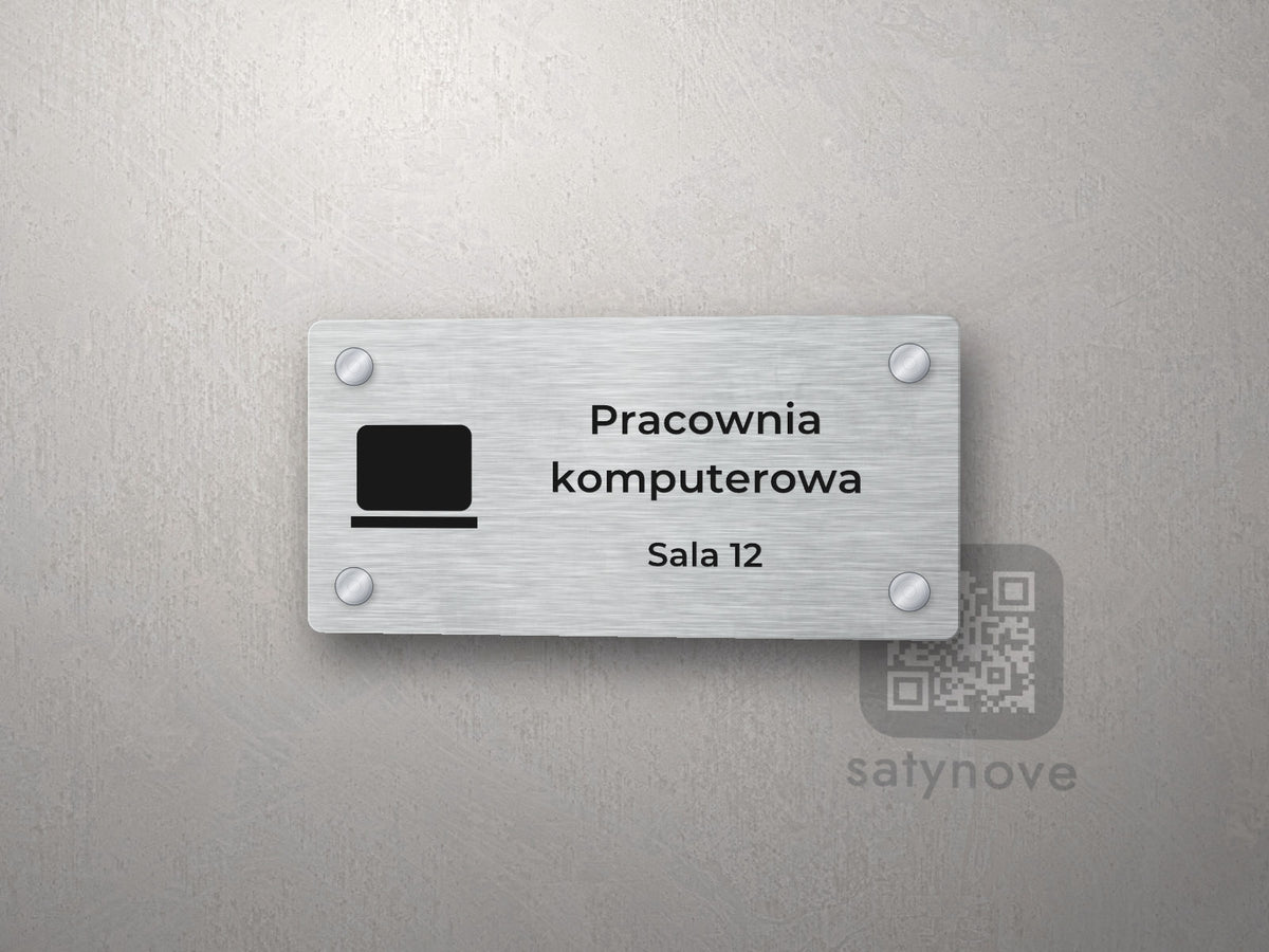 Tabliczka na drzwi z piktogramem laptopa i napisem Pracownia komputerowa, Sala 12
