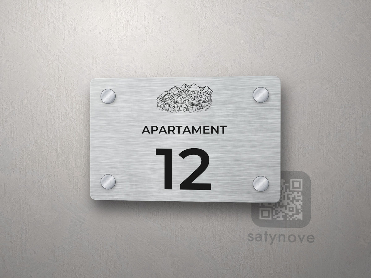 Srebrna tabliczka z numerem apartamentu 12 i grafiką Pienin