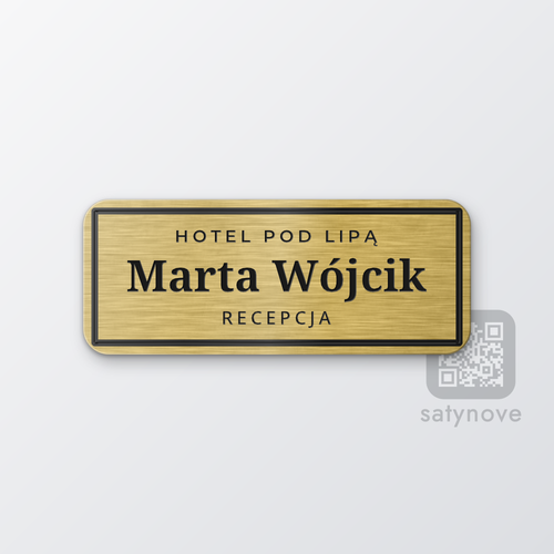Złoty identyfikator w ramce z nazwą hotelu, imieniem i stanowiskiem
