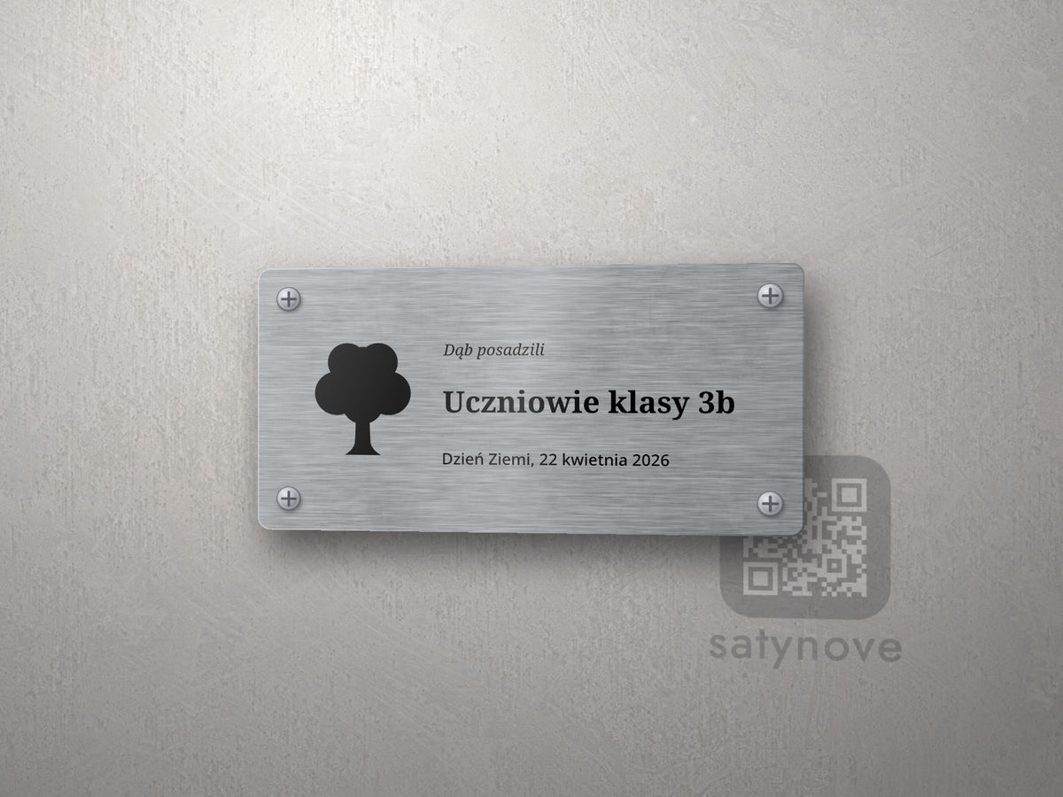Tabliczka z symbolem drzewa: „Dąb posadzili”, uczniowie klasy 3b i data