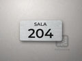 Numer sali – tabliczka na drzwi