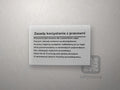 Tablica z plexi: tytuł „Zasady korzystania z pracowni”, linia i siedem zasad