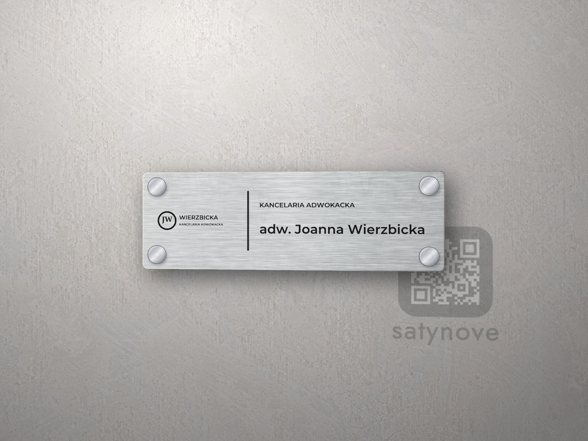 Srebrna tabliczka na drzwi z logo kancelarii, nazwą kancelarii i nazwiskiem