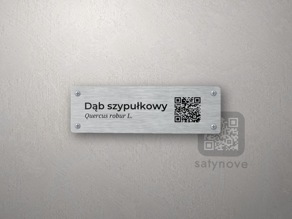 Wąska tabliczka: nazwa drzewa po polsku i po łacinie, kod QR z prawej