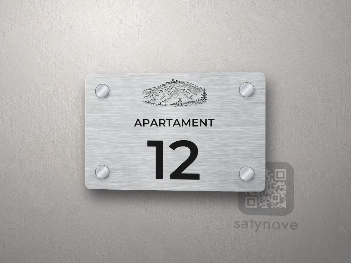 Srebrna tabliczka z numerem apartamentu 12 i grafiką Karkonoszy