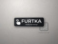Tabliczka FURTKA z piktogramem palca przy przycisku