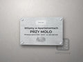 Srebrna tabliczka powitalna z miejscem na logo i grafiką Międzyzdrojów i Świnoujścia