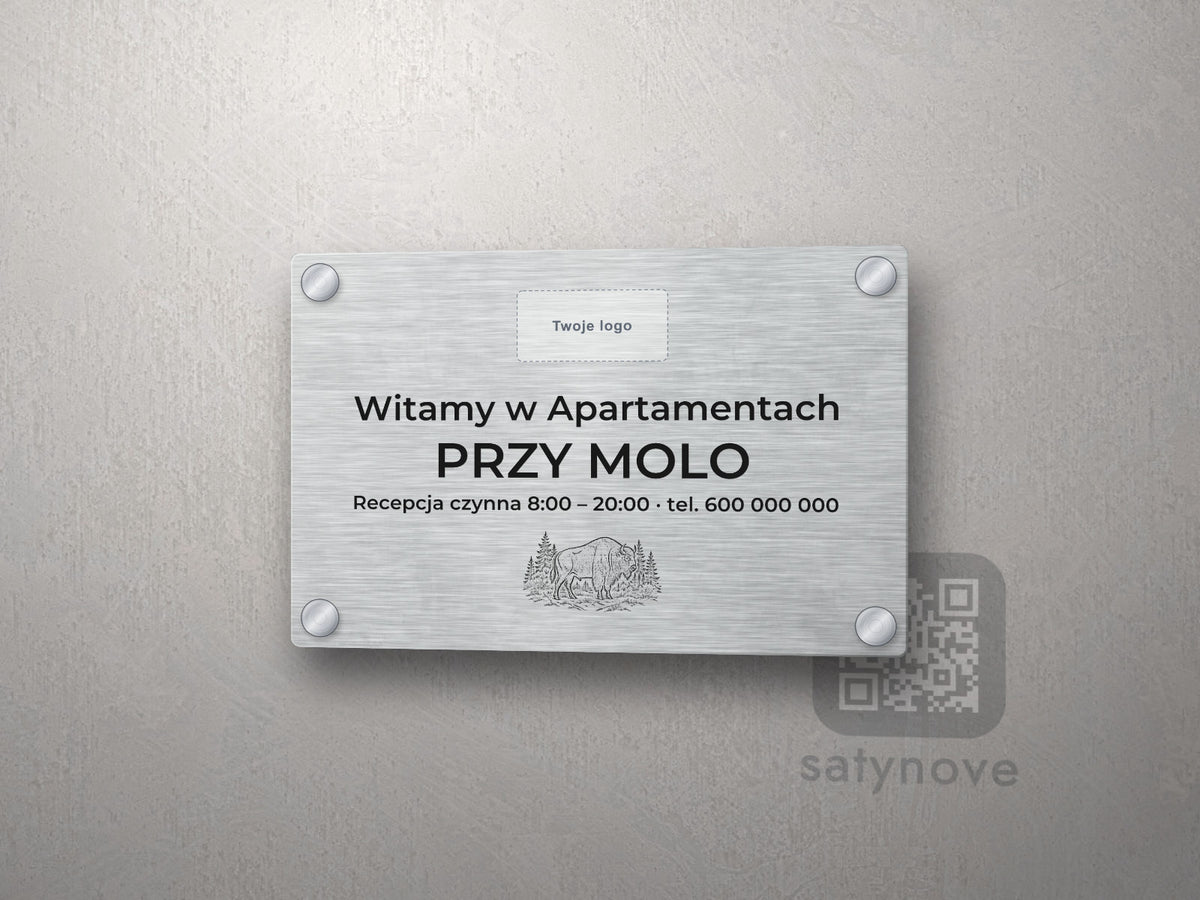 Srebrna tabliczka powitalna z miejscem na logo i grafiką Międzyzdrojów i Świnoujścia