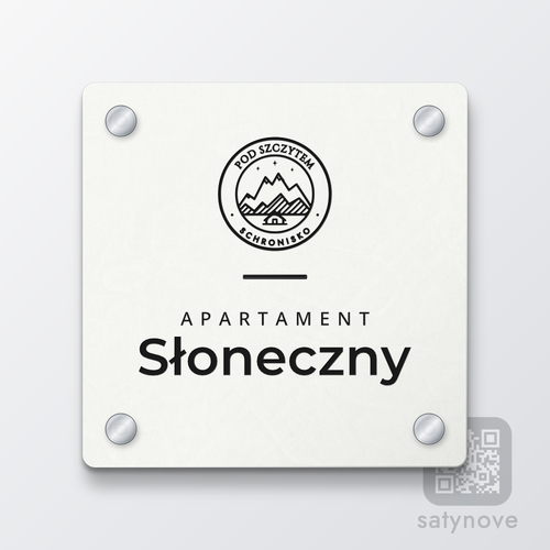 Biała kwadratowa tabliczka apartamentu z logo schroniska, linią i nazwą Słoneczny
