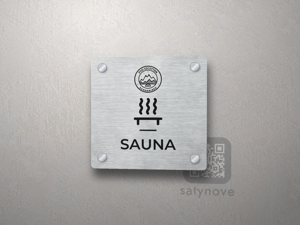 Srebrna tabliczka Sauna z logo schroniska u góry, piktogramem i podpisem SAUNA