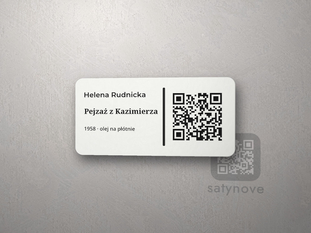 Mała etykieta eksponatu: autor, tytuł, rok i technika, pionowa linia i kod QR