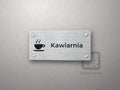 Tabliczka na drzwi z filiżanką kawy i napisem Kawiarnia
