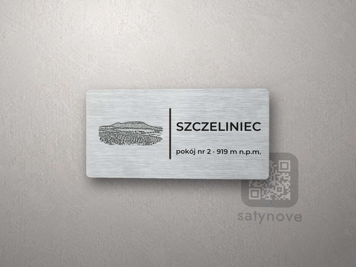 Srebrna tabliczka z rysunkiem i napisem SZCZELINIEC, pokój nr 2