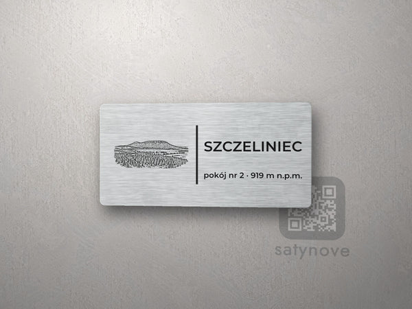 Srebrna tabliczka z rysunkiem i napisem SZCZELINIEC, pokój nr 2