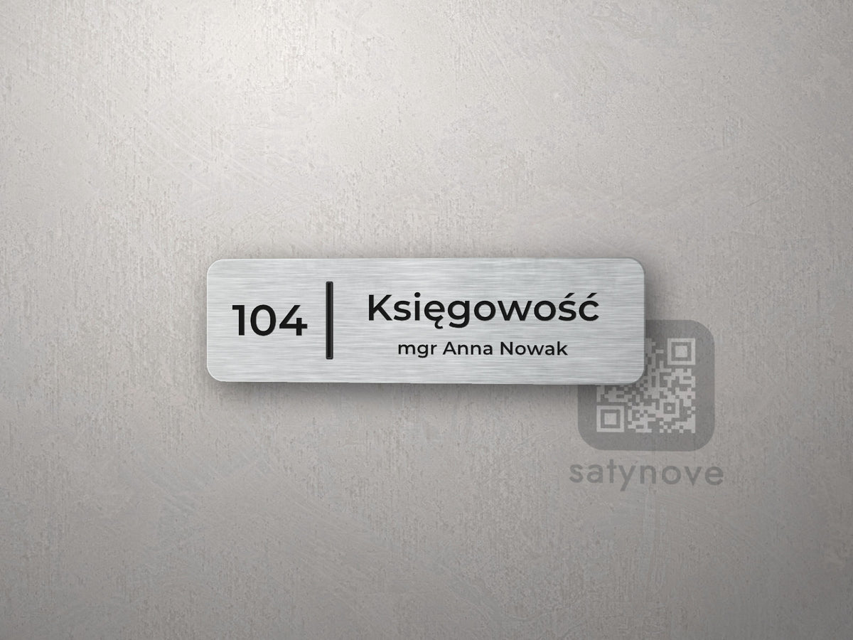 Srebrna mini tabliczka: numer 104, Księgowość i dopisek z nazwiskiem
