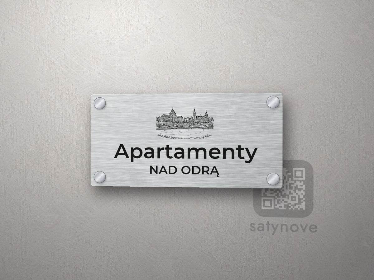 Srebrny szyld z grafiką Szczecina i napisem Apartamenty nad odrą