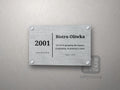 Tablica z dużym rokiem 2001, słowem ZAŁOŻONO, nazwą firmy i podziękowaniem