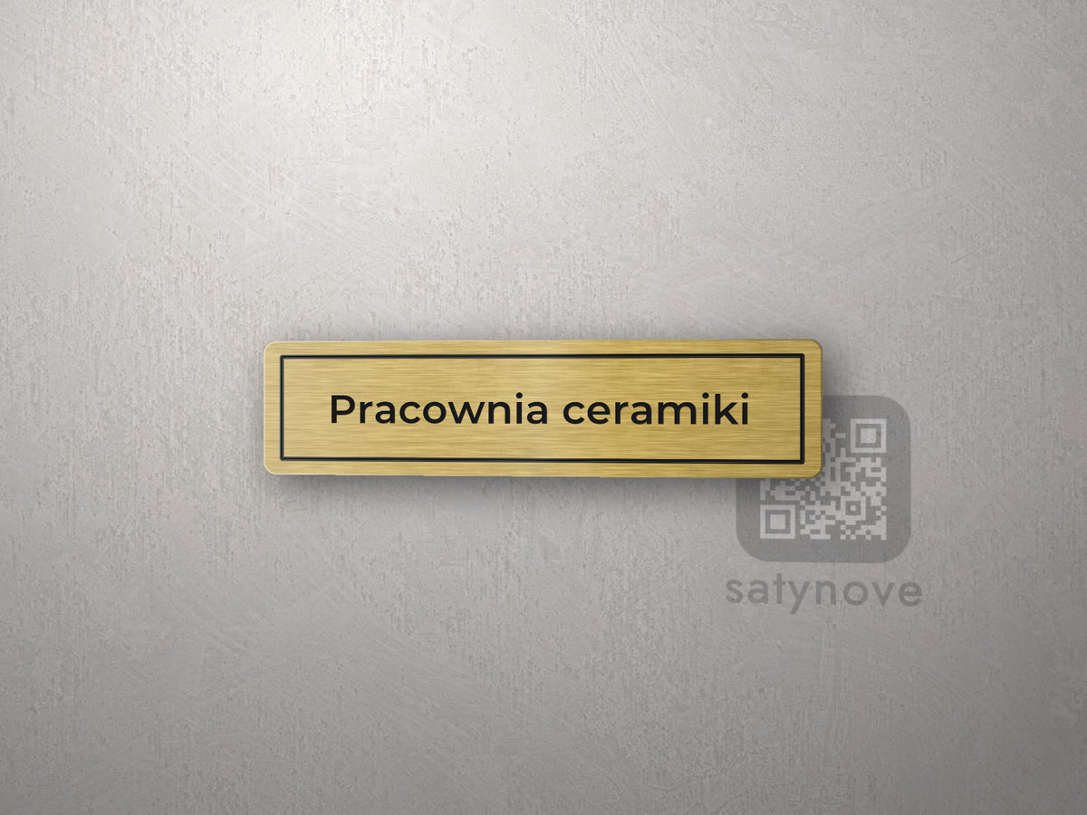 Złota tabliczka z napisem w grawerowanej ramce