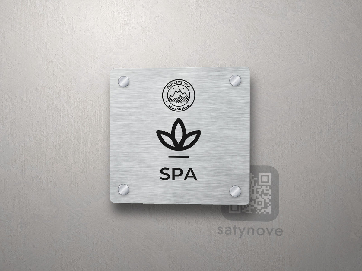 Srebrna tabliczka SPA z logo schroniska u góry, piktogramem i podpisem SPA